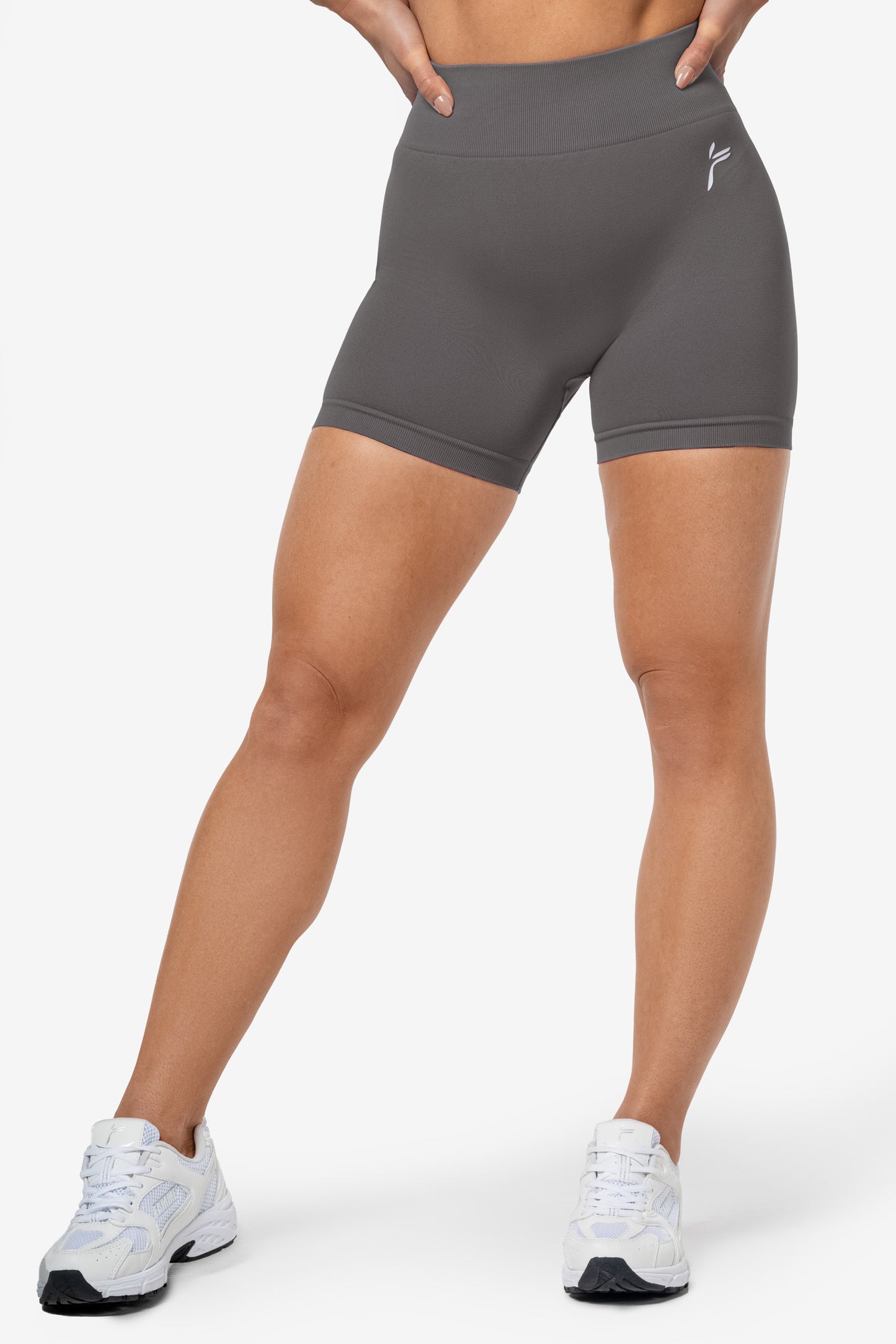 Grey Lunge Scrunch Shorts - for dame - Famme - Shorts